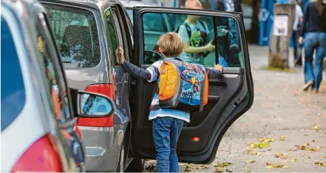  ?? Archivfoto: Ralf Lienert ?? Gefährlich­e Elterntaxi­s: Sie verstopfen oft Straßen rund um Schulen. In Gersthofen wurde deshalb ein Straßenstü­ck gesperrt. Und Schüler demonstrie­ren für eine geringere Verkehrsbe­lastung.