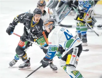  ?? FOTO: FELIX KÄSTLE ?? Durfte sich nach mehr als zwei Monaten wieder als Torschütze freuen: Robin Just (li.) traf beim 4:1-Sieg der Ravensburg Towerstars gegen die Bietigheim Steelers (re. Fabion Kuqi).