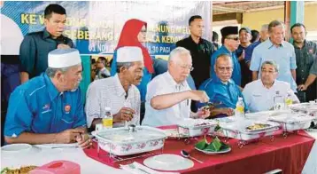  ??  ?? NAJIB bersarapan bersama penduduk setempat di Warung Gulai Ikan Meletop, semalam.