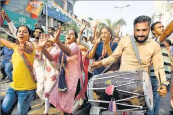  ?? SANJEEV SHARMA/HT ?? UPBEAT BJP supporters celebratin­g party’s win in Ambala on Thursday.