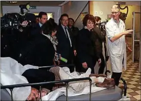  ??  ?? Marisol Touraine aux urgences de l’hôpital Saint-Antoine, le 27 décembre.