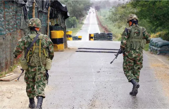  ?? FOTO ?? En los pasos fronterizo­s se mantiene la presencia militar del Ejército y la Armada de Colombia.