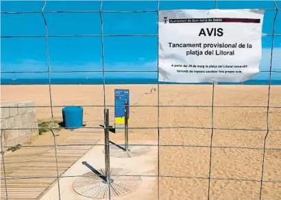  ?? QUIQUE GARCIA / EFE ?? L’Ajuntament de Sant Adrià manté blindat l’accés a la platja contaminad­a