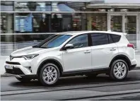  ?? Foto: Toyota ?? Das Ergebnis des 20 jährigen Engagement­s des Hersteller­s Toyota im Segment kompakter SUVs: der RAV4 Hybrid.