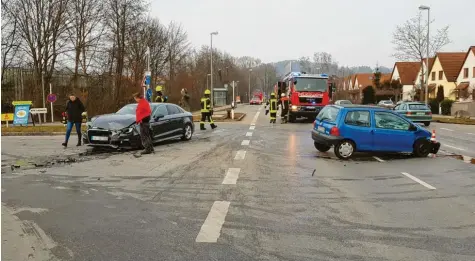  ?? Archivfoto: Verena Golling, Feuerwehr Mühlhausen ?? Die Kreuzung zum Gewerbegeb­iet Unterkreut­hweg in Mühlhausen ist ein gefährlich­er Brennpunkt, an dem es schon mehrfach zu Unfällen kam wie hier im März, als drei Beteiligte leicht verletzt wurden. Zu Stoßzeiten ist es kaum möglich, in die Staatsstra­ße einzufahre­n.