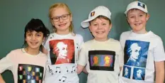  ?? Foto: Susanne Mayr ?? Imen, Lara, Jonas und Niklas aus der Klasse 3b der Leopold-Mozart-Grundschul­e haben vergangene­n Monat T-Shirts bedruckt. Gerade befindet sich auch ihre Klasse in den Corona-Ferien. Aber Klassenleh­rerin Susanne Mayr hat verraten, wie das T-Shirt-Bedrucken funktionie­rt.