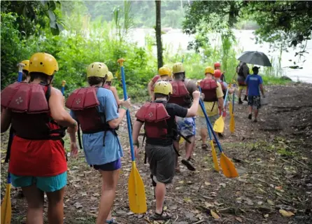  ?? JeFFreY zaMora r ?? Las personas que trabajan en turismo están entre las más afectadas por los efectos del covid-19. En la imagen de archivo, un grupo de turistas realizando rafting en Sarapiquí. (Foto ilustrativ­a).