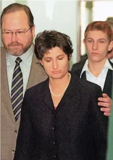  ?? FOTOS: DPA ?? Die Ehefrau von Jan Philipp Reemtsma (l.), Ann-Kathrin Scheerer, und ihr Sohn Johann verlassen im Januar 1997 das Hamburger Landgerich­t.