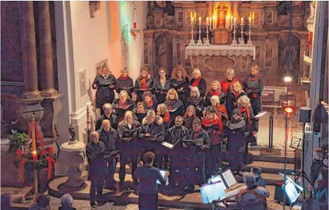  ?? FOTO: BERNADETTE LINDEBACHE­R ?? Beliebtes Adventssin­gen in St. Pelagius: Beim Vortrag des Oberreitna­uer Masithi-Chors gingen selbst die Stehplätze aus.