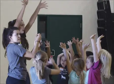  ??  ?? Young Holtville High volleyball campers working on blocking technique from a pair of Vikings athletes on Thursday morning. KARINA LOPEZ PHOTO