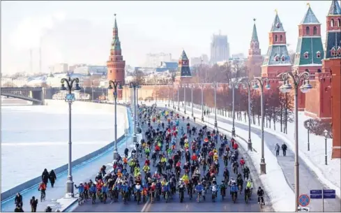  ?? ALEXANDER UTKIN/AFP ?? Participan­ts in the winter bicycle parade ride past the Kremlin in Moscow. Last year, some 196,000 people pedalled around the city on the 320,000 bicycles it provides.