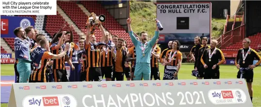  ?? STEVEN PASTON/PA WIRE ?? Hull City players celebrate with the League One trophy