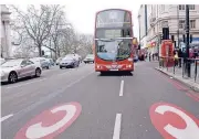  ?? FOTO: DPA Anzeige ?? Ein Bus fährt in London auf die Begrenzung­szeichen des City-Maut Gebietes zu. Die Maut in Englands Hauptstadt gehört zu den ältesten und teuersten der Welt.