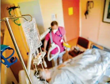  ??  ?? Da gerade in Kliniken und Seniorenei­nrichtunge­n das Coronaviru­s besonders dramatisch gewütet hat, ist Impfen auch bei den Be‰ schäftigte­n hier ein sehr wichtiges Thema.