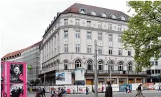  ??  ?? Dieses Gebäude am Königsplat­z wird derzeit umgebaut. Verschiede­ne Geschäfte, auch ein Supermarkt, ziehen ein.