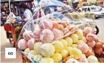  ?? ?? 05
05- Jugos
Carritos en los que las frutas están cubiertas de un plástico transparen­te; las vendedoras utilizan guantes en la Ayacucho y Esteban Arce.