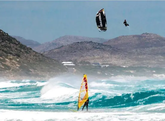  ??  ?? Vol au-dessus d’un windsurfeu­r. Angély aime lorsque les éléments se déchaînent, lorsque la nature montre sa force. © Danas Macijauska­s