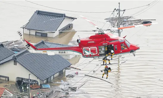  ?? Reuters ?? En Kurashiki, ayer, un dramático salvataje de una mujer