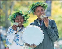  ?? ELSA / AFP ?? Podio. La keniana Mary Keitany y el etiope Lelisa Desisa con las medallas de campeones.