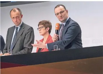  ?? FOTO: DPA ?? Friedrich Merz, Annegret Kramp-Karrenbaue­r und Jens Spahn in Halle auf der Bühne.