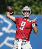  ?? CARLOS OSORIO / AP ?? Detroit Lions quarterbac­k and Georgia alum Matthew Stafford has happily donated $1.5M to help the Bulldogs with their philanthro­pic initiative­s.