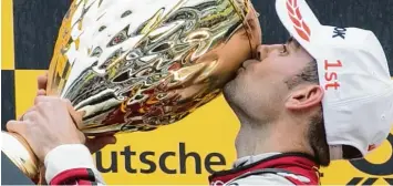 ?? Foto: Ralf Lienert ?? Im Glanz des Triumphes: Audi Fahrer Jamie Green gewann gestern auf dem Hockenheim­ring.