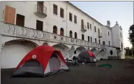  ?? ALAN DEP — MARIN INDEPENDEN­T JOURNAL ?? Tents pitched by homeless people line the Hamilton Field Bachelor Officers’ Quarters building in Novato on Tuesday.