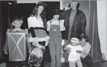  ?? B40twe02 ?? Stuart Gough was the judge at the Kilmory fete last week where he had to select a winner from, left to right, Tin Man, Sam Hemmings and Mickey and Minnie, Hannah McLellan and Fiona Patrick. The young junior chef is Rachel Mulholland.