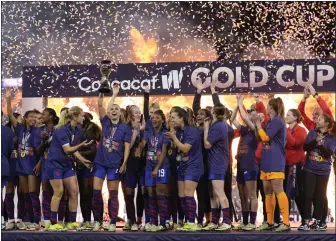  ?? GREGORY BULL — THE ASSOCIATED PRESS ?? Alex Morgan holds the trophy alongside her U.S. teammates after they defeated Brazil in the Gold Cup final.