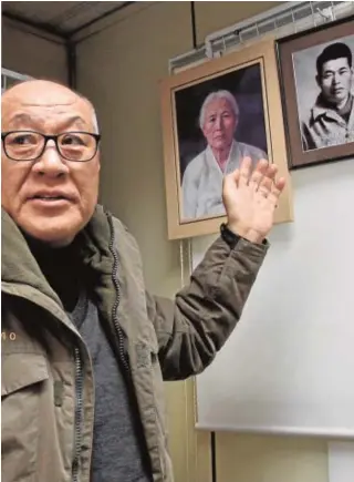  ?? P. M. DÍEZ ?? Choi Sung-yong enseña el retrato de su padre, raptado por el régimen estalinist­a de Pyongyang en 1967
