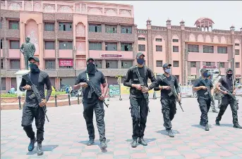  ?? SAMEER SEHGAL/HT ?? Punjab Police commandos stand guard near the Golden Temple on the eve of the 36th anniversar­y of Operation Bluestar in Amritsar on Friday. Around 4,500 cops have been deployed to keep a vigil around the shrine.