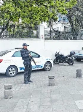  ?? KARINA DEFAS / EXPRESO ?? Vigilancia. La Embajada mexicana permanece con resguardo policial.