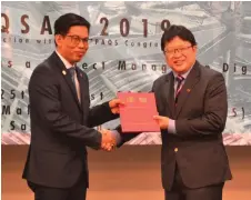  ??  ?? Dr Ahmad Hata (left) and Kwan exchange the MoU documents.