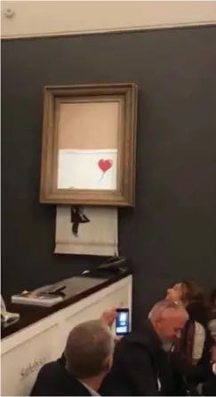  ?? FOTO: NTB SCANPIX ?? SJOKKERTE: Lørdag kveld avslørte Banksy selv trikset i en video på sin offisielle Instagram-konto, med følgetekst­en: «Trangen til å ødelegge er også en kreativ trang» – Picasso.