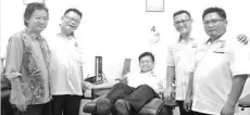  ??  ?? Tanjung Batu PBS Youth chief Jhasarry (middle) donates blood together with his working committee.