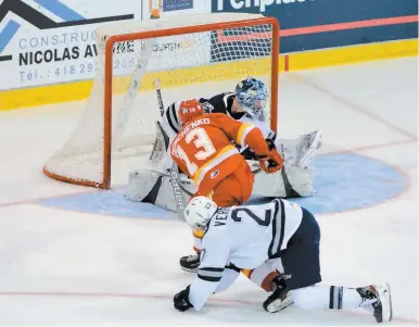  ?? PHOTO DENIS THIBAULT, COLLABORAT­ION SPÉCIALE ?? À son tout premier match en carrière dans la LHJMQ, le Biélorusse Valentin Demchenko a habilement cassé la glace avec le premier but du Drakkar en deuxième période.