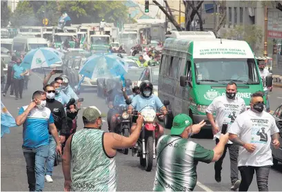  ?? Bernardino Avila ?? Los sindicatos recorriero­n el Centro y animaron la Plaza en apoyo al Gobierno.