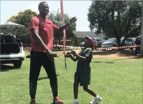  ?? Picture: ZAAHIER ADAMS ?? THE DAY I MET KG: Kagiso Rabada gives some advice to a young fan at a coaching clinic in Centurion yesterday.