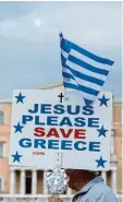  ?? Foto: S. Baltagiann­is, dpa ?? Viele Griechen demonstrie­ren gegen die harten Einschnitt­e, die die Regierung verordnet hat.