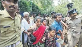  ?? VIVEK NAIR /HT ?? Police escort 45yearold Madhavi and her family after they are heckled by protesters opposing the entry of women between 10 and 50 years into Kerala’s Sabarimala temple on Wednesday.