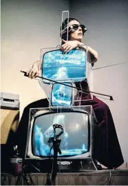  ?? Foto: Takahiko Iimura ?? Ein vertikales Triptychon des Medienzeit­alters: das „TV Cello“(1971), das Nam June Paik für Charlotte Moorman konstruier­te.