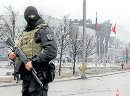  ?? Foto: Efe ?? Un policía ruso monta guardia ante el Crocus City Hall.