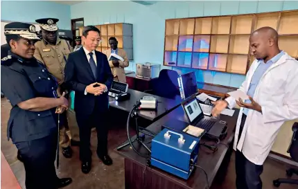  ?? ﬃCHINSES EMBASSY IN MALAWIﬀ ?? Chinese Ambassador to Malawi Long
Zhou (second left, front) and Malawian o"cials visit a laboratory China donated to Malawi Police Service in Lilongwe, Malawi’s capital, on 28 July 2023