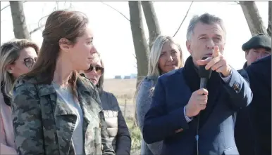  ?? TELAM ?? AL LIMITE. Pese a la veda, Macri y Vidal recorriero­n una obra, aunque aclararon que estaba terminada.