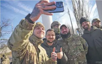  ?? / AP ?? posa para un selfie con soldados en la puerta de entrada a Jersón.