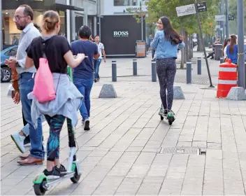  ??  ?? La alcaldía Miguel Hidalgo propuso que patines y bicis de apps, aun cuando son vehículos no contaminan­tes, circulen debajo de las banquetas por seguridad tanto de los peatones como de los usuarios de este tipo de transporte.