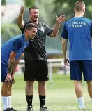  ??  ?? Jenas Trainer Lukas Kwasniok erläutert eine Übung.