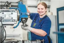  ?? LINDA ERBSMEHL/ARCHIV ?? Lea Schnause absolviert­e bei Schachtbau ihre Ausbildung zur Zerspanung­smechanike­rin und führte beim Girls‘ Day 2023 Schülerinn­en durch das Unternehme­n.