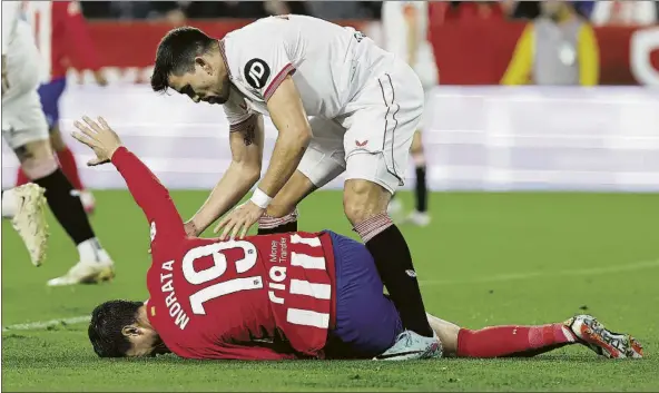  ?? FOTO: EFE ?? Álvaro Morata tras lesionarse en el estadio Ramón Sánchez Pizjuán ante el Sevilla, solicitand­o la entrada de los servicios médicos del club porque sabía que no podía continuar