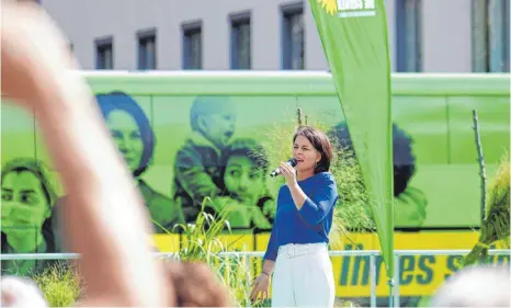  ?? FOTO: ALEXANDER KAYA ?? Annalena Baerbock macht Wahlkmapf auf dem Ulmer Münsterpla­tz.